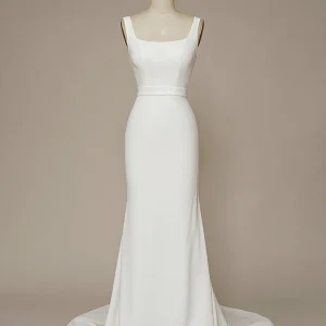 Robe de mariée blanche décolletée à encolure carrée