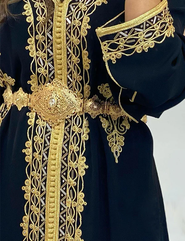 Robe marocaine brodée en satin – Image 3