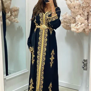 Robe marocaine brodée en satin