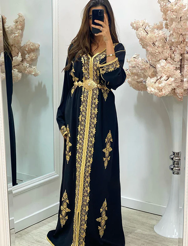 Robe marocaine brodée en satin – Image 2