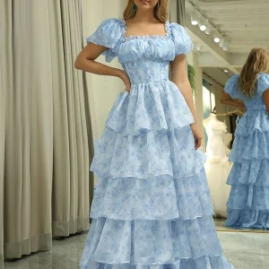 Robe de bal de fin d'année bleu ciel à épaules dénudées et à volants