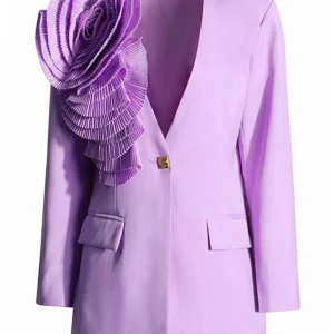 Costume féminin ajusté pour une silhouette mince, à boucle unique, avec une fleur violette de mode