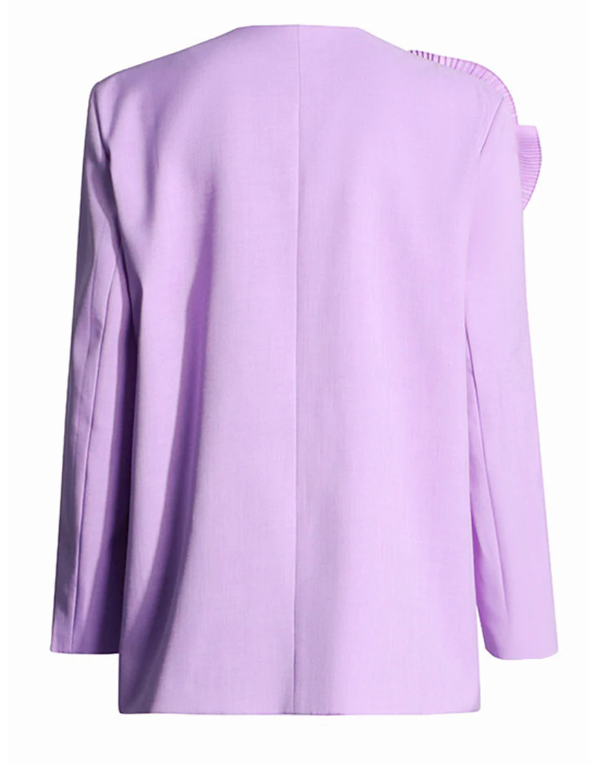 Costume féminin ajusté pour une silhouette mince, à boucle unique, avec une fleur violette de mode – Image 3