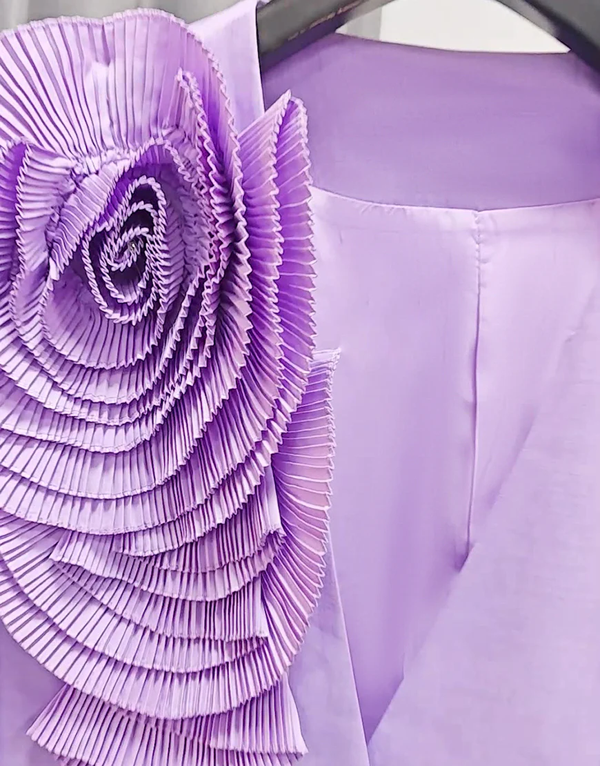 Costume féminin ajusté pour une silhouette mince, à boucle unique, avec une fleur violette de mode – Image 4