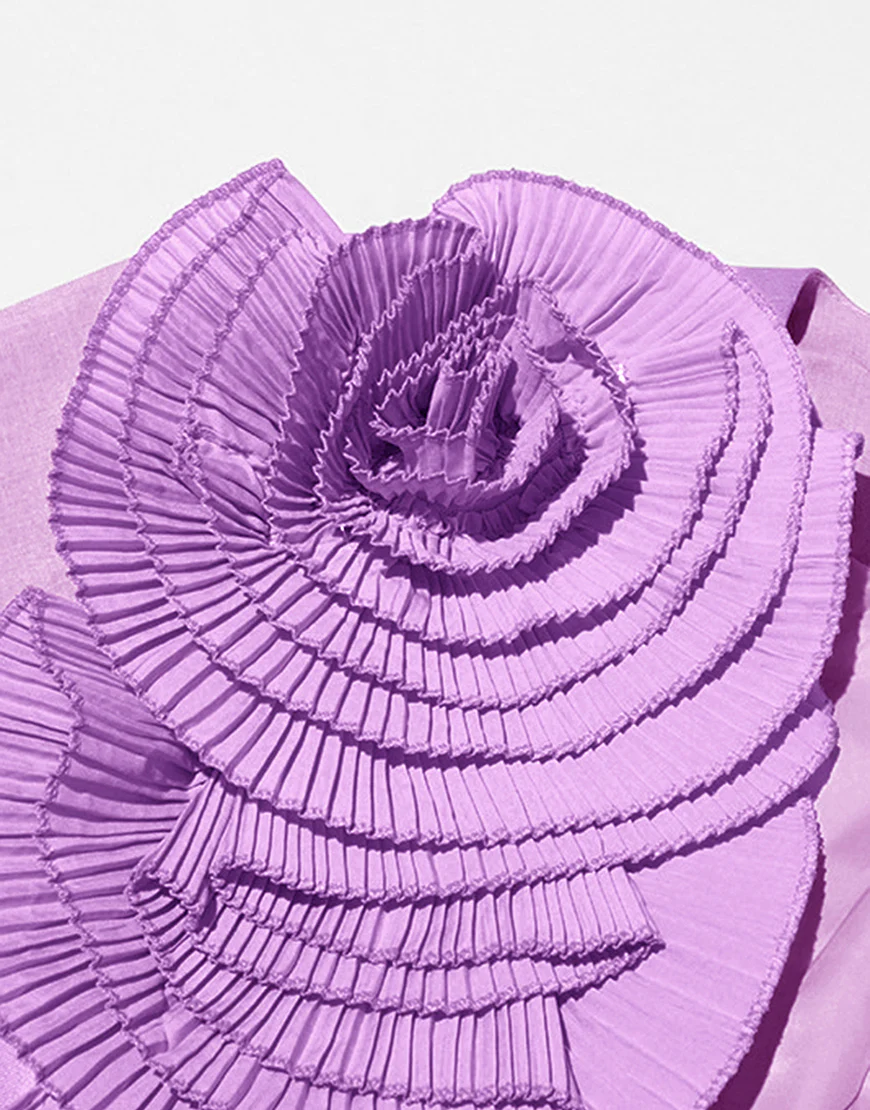 Costume féminin ajusté pour une silhouette mince, à boucle unique, avec une fleur violette de mode – Image 5