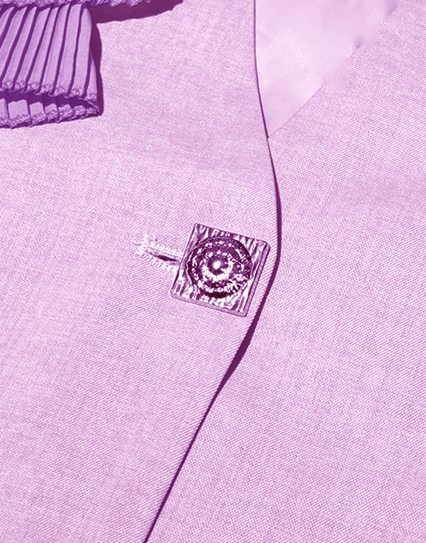 Costume féminin ajusté pour une silhouette mince, à boucle unique, avec une fleur violette de mode – Image 6