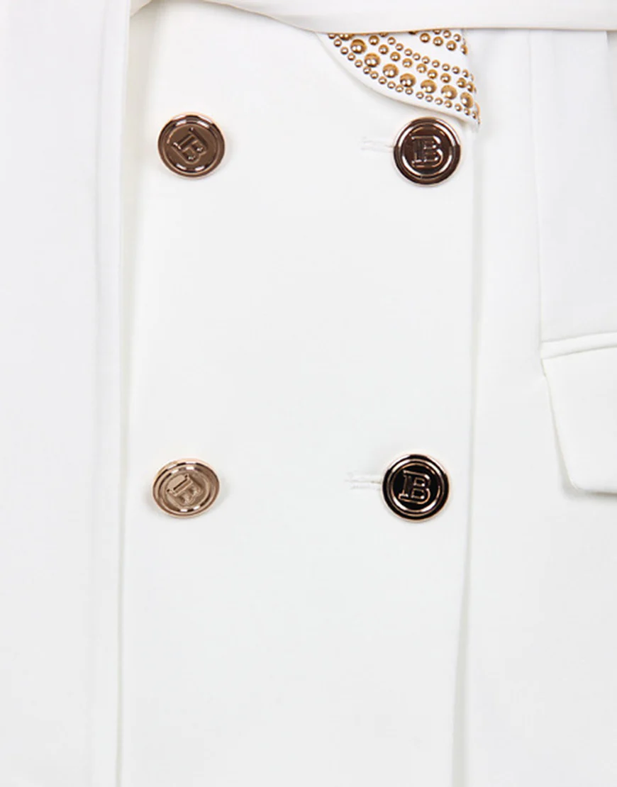 Blazer féminin à revers en cachemire blanc, double-breasted, avec perles et ceinture – Image 4