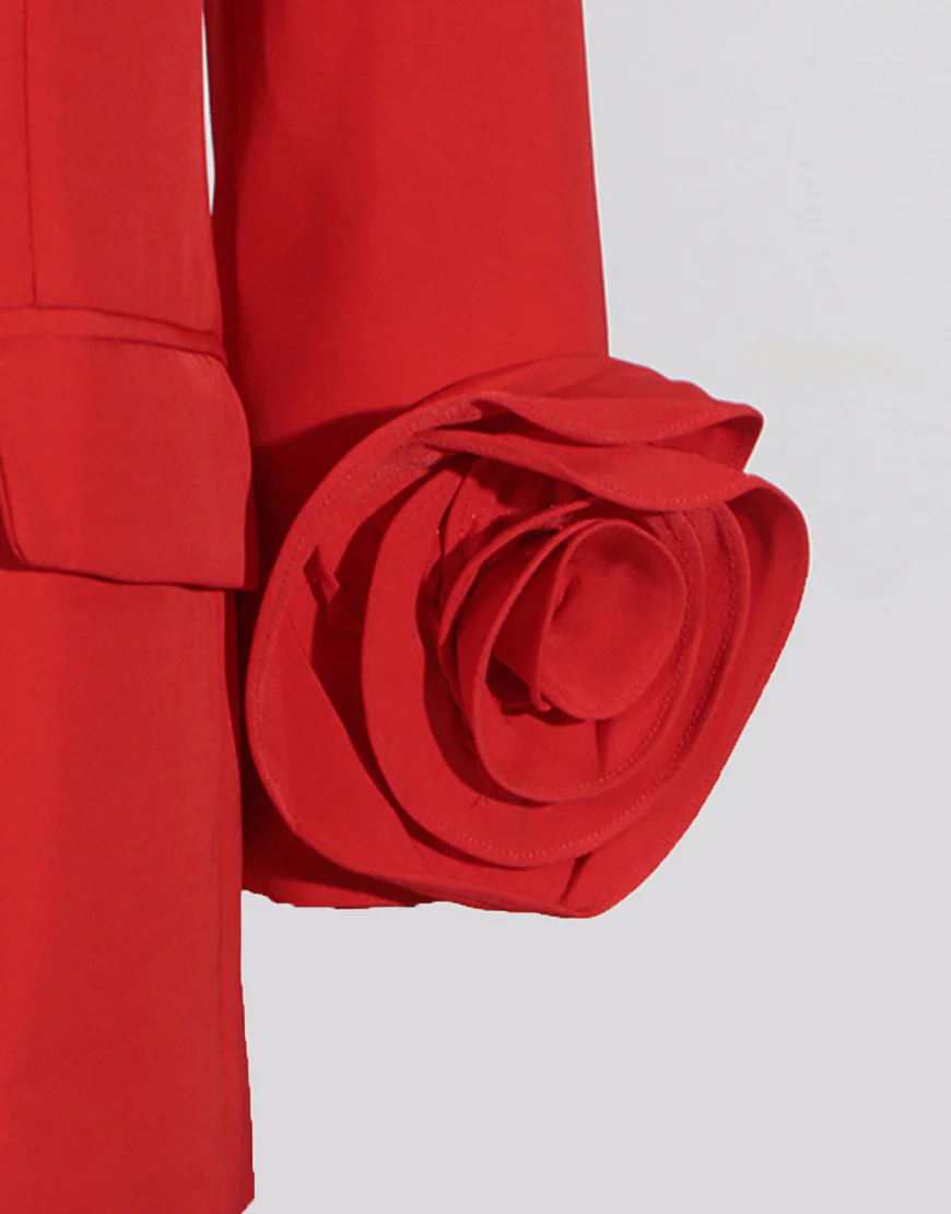 Veste féminine à revers pointus rouges, double boutonnée, avec manches fleuries – Image 5