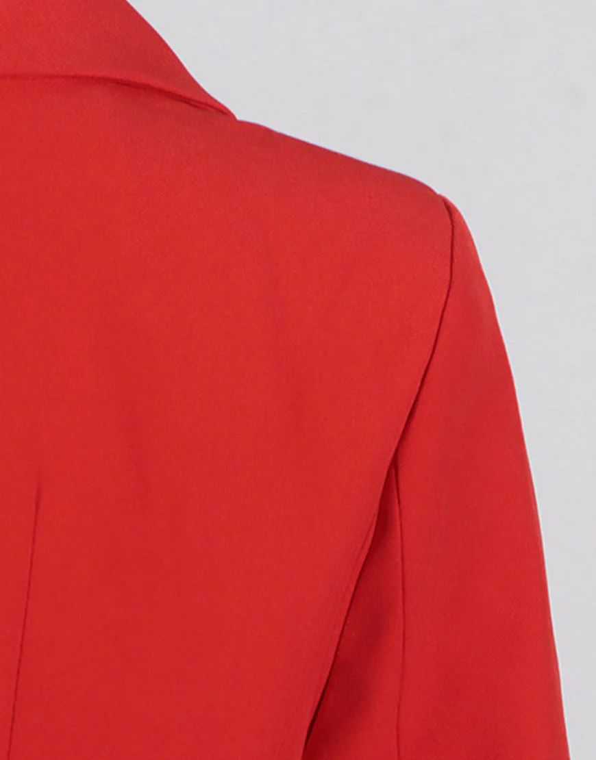 Veste féminine à revers pointus rouges, double boutonnée, avec manches fleuries – Image 6