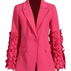 Costume de femme fuchsia à revers en pointe, à une boucle unique, avec manches à volants en deux pièces