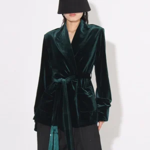 Manteau féminin en velours vert foncé avec revers en châle, coupe slim et ceinture