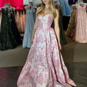 Robe de bal trapèze en dentelle blush avec décolleté en cœur