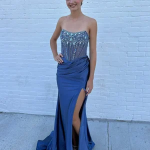 Robe de bal bleu grisâtre enveloppante sans bretelles, avec fente et paillettes cristallines