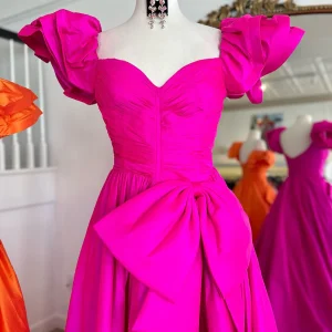 Robe de bal fuchsia en ligne A, avec manches bouffantes courtes, encolure en cœur et nœud papillon