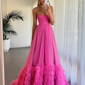 Robe de bal fuchsia en forme de A sans bretelles, avec des volants en cascade