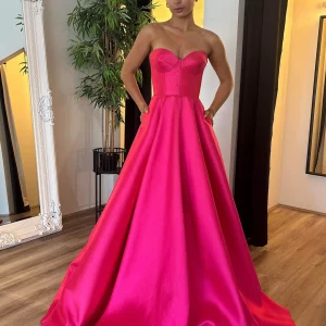 Robe de bal longue en ligne A fuchsia avec décolleté en cœur