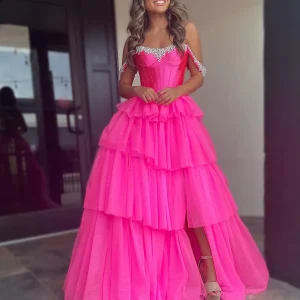 Robe de bal trapèze sans bretelles à volants en cascade avec fente