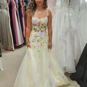 Robe de bal longue en tulle à bretelles spaghetti jaune avec corset et appliques