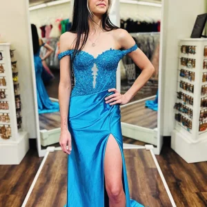 Robe de bal longue bleue à épaules dénudées et fente