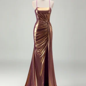 Robe de bal longue en spaghetti avec plissé et fente, enveloppée d'un étui doré