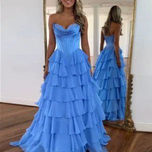 Robe de bal en A bleue sans manches avec col en cœur et volants en cascade