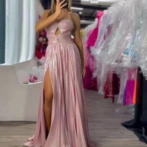 Robe de bal fuchsia à fines bretelles et traîne