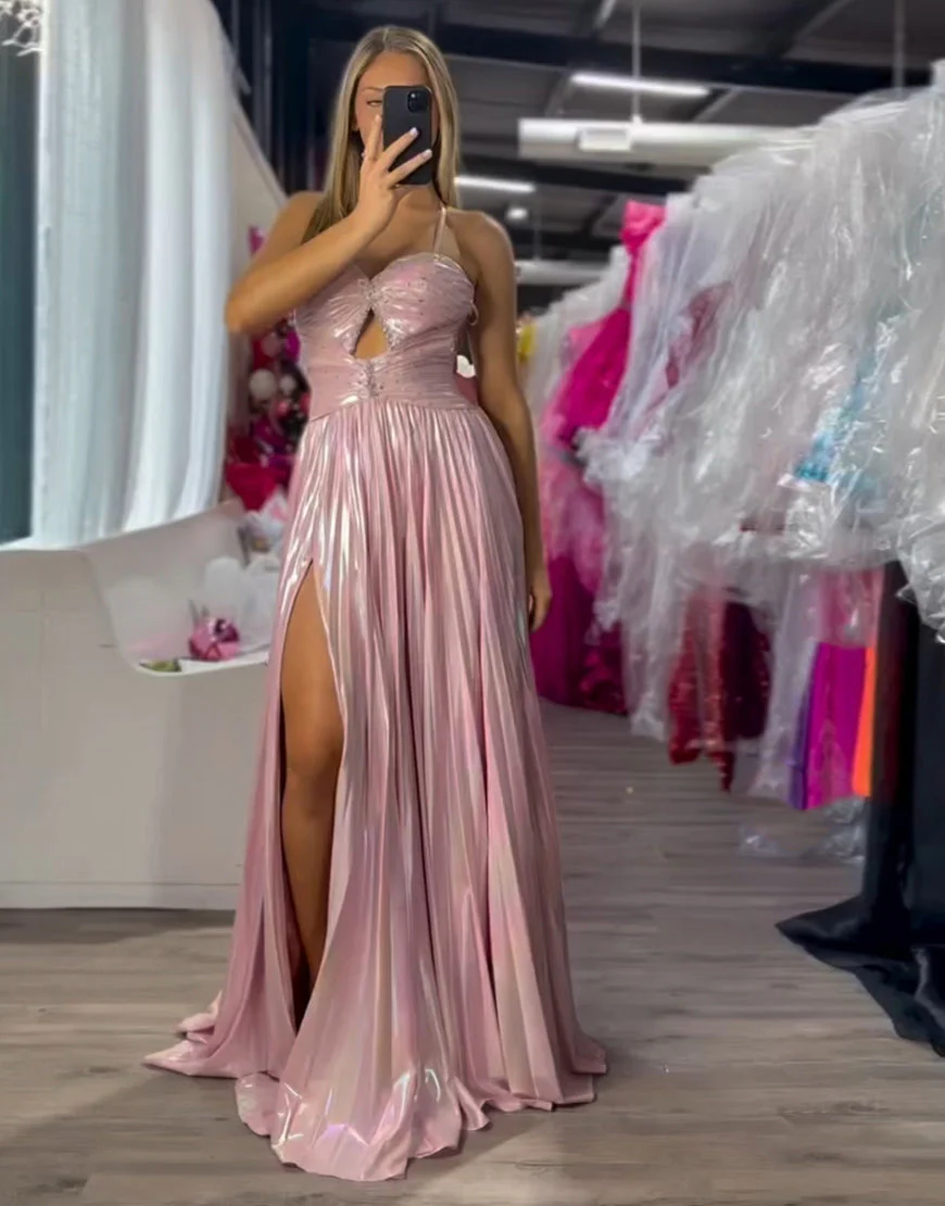 Robe de bal fuchsia à fines bretelles et traîne – Image 2