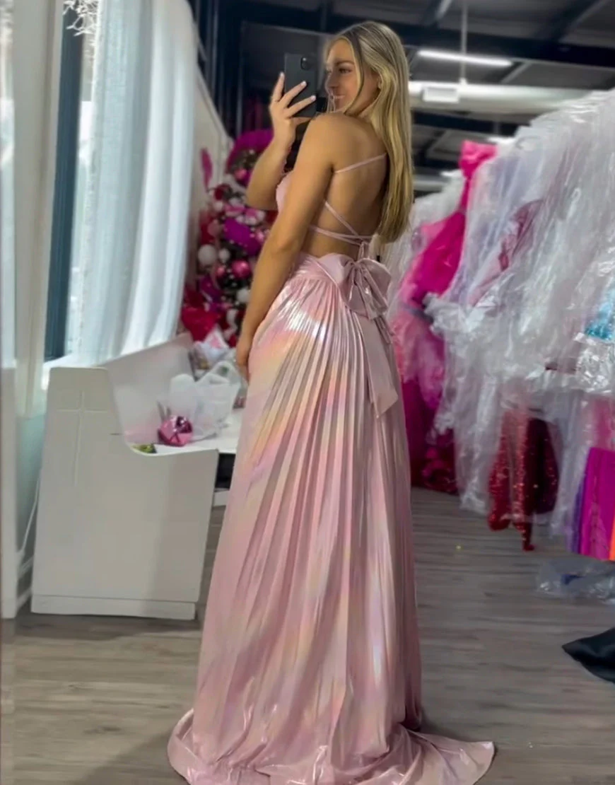 Robe de bal fuchsia à fines bretelles et traîne – Image 3