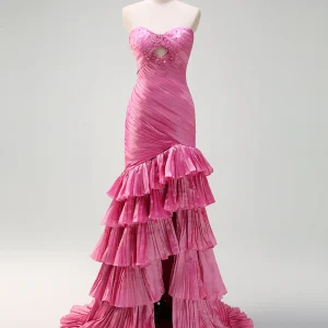 Robe de bal longue fuchsia à volants et décolleté en cœur avec fente