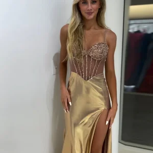 Robe de bal longue à paillettes dorées et à fines bretelles avec fente