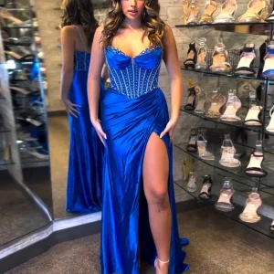 Robe de bal sirène bleu royal à fines bretelles et cristaux froncés avec fente