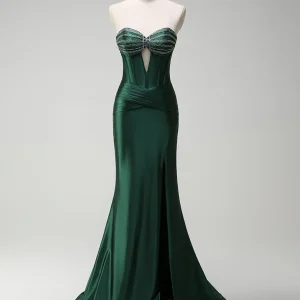Robe de bal longue en satin vert foncé avec décolleté en cœur et fente