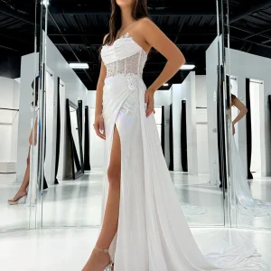 Robe de bal longue blanche style sirène sans bretelles avec corset et fleurs et fente