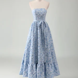 Robe de bal bleue en ligne A sans bretelles avec applique et ceinture