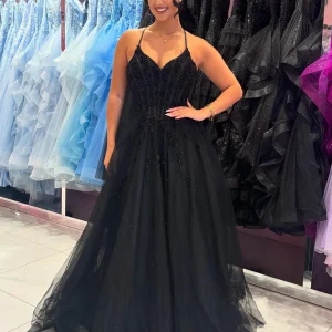 Robe de bal longue noire en tulle à fines bretelles et appliques