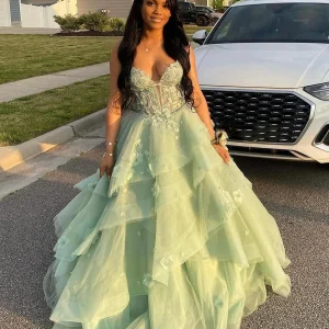 Robe de bal longue en tulle vert sauge à fines bretelles et à volants avec appliques