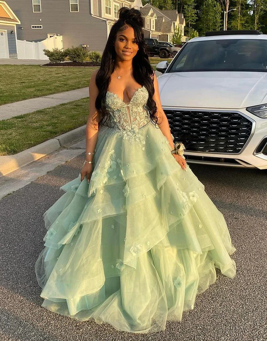 Robe de bal longue en tulle vert sauge à fines bretelles et à volants avec appliques – Image 2