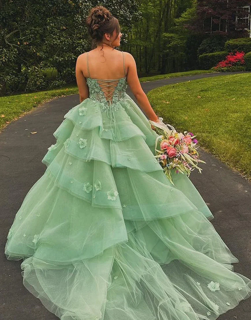 Robe de bal longue en tulle vert sauge à fines bretelles et à volants avec appliques – Image 3