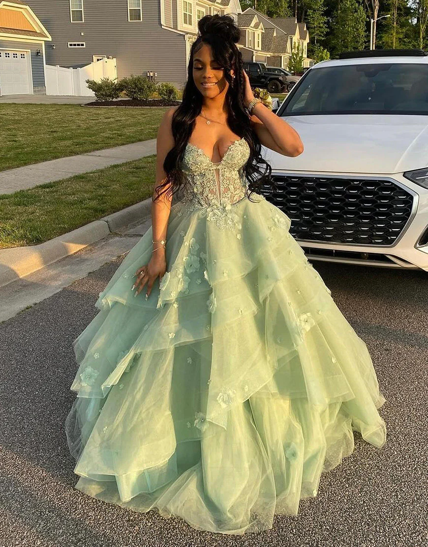Robe de bal longue en tulle vert sauge à fines bretelles et à volants avec appliques – Image 4