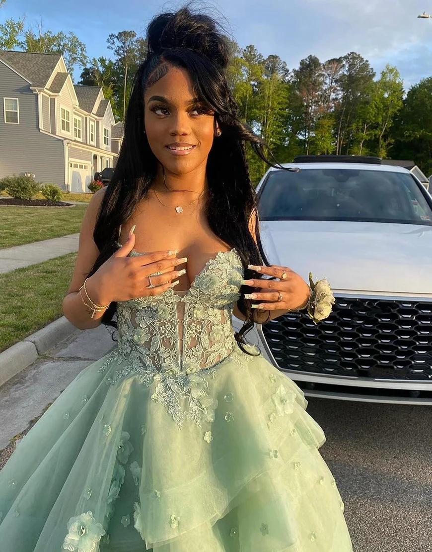 Robe de bal longue en tulle vert sauge à fines bretelles et à volants avec appliques – Image 5