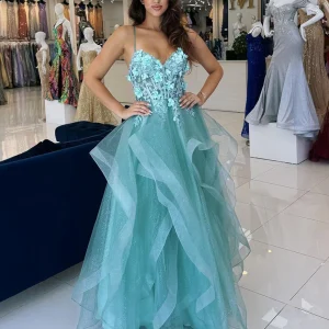 Robe de bal longue en tulle bleu à fines bretelles et à volants avec appliques
