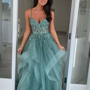 Robe de bal longue en tulle à fines bretelles et à volants gris-bleu avec appliques