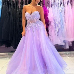 Robe de bal longue en tulle lilas à coupe trapèze et décolleté en cœur avec appliques