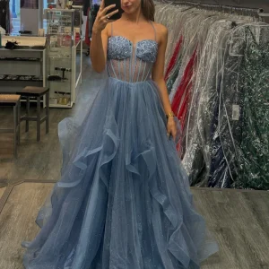 Robe de bal longue trapèze à paillettes grises et bleues scintillantes en tulle spaghetti à plusieurs niveaux