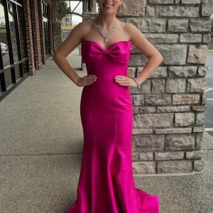 Robe de bal sirène fuchsia sans bretelles avec col bateau et nœud