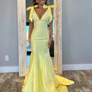 Robe de bal jaune sirène avec col en V et traîne