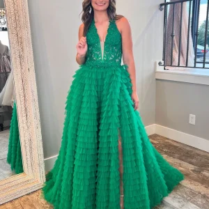 Robe de bal à volants et appliques vert foncé avec licou et coupe A