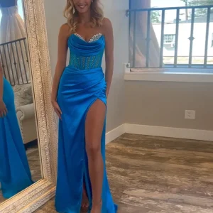 Robe de bal sirène fendue avec décolleté en cœur et cristaux