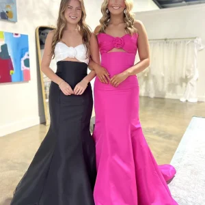 Robe de bal longue en satin fuchsia à décolleté en cœur et à coupe sirène