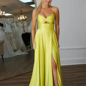 Robe de bal longue en satin jaune à bretelles spaghetti et fente
